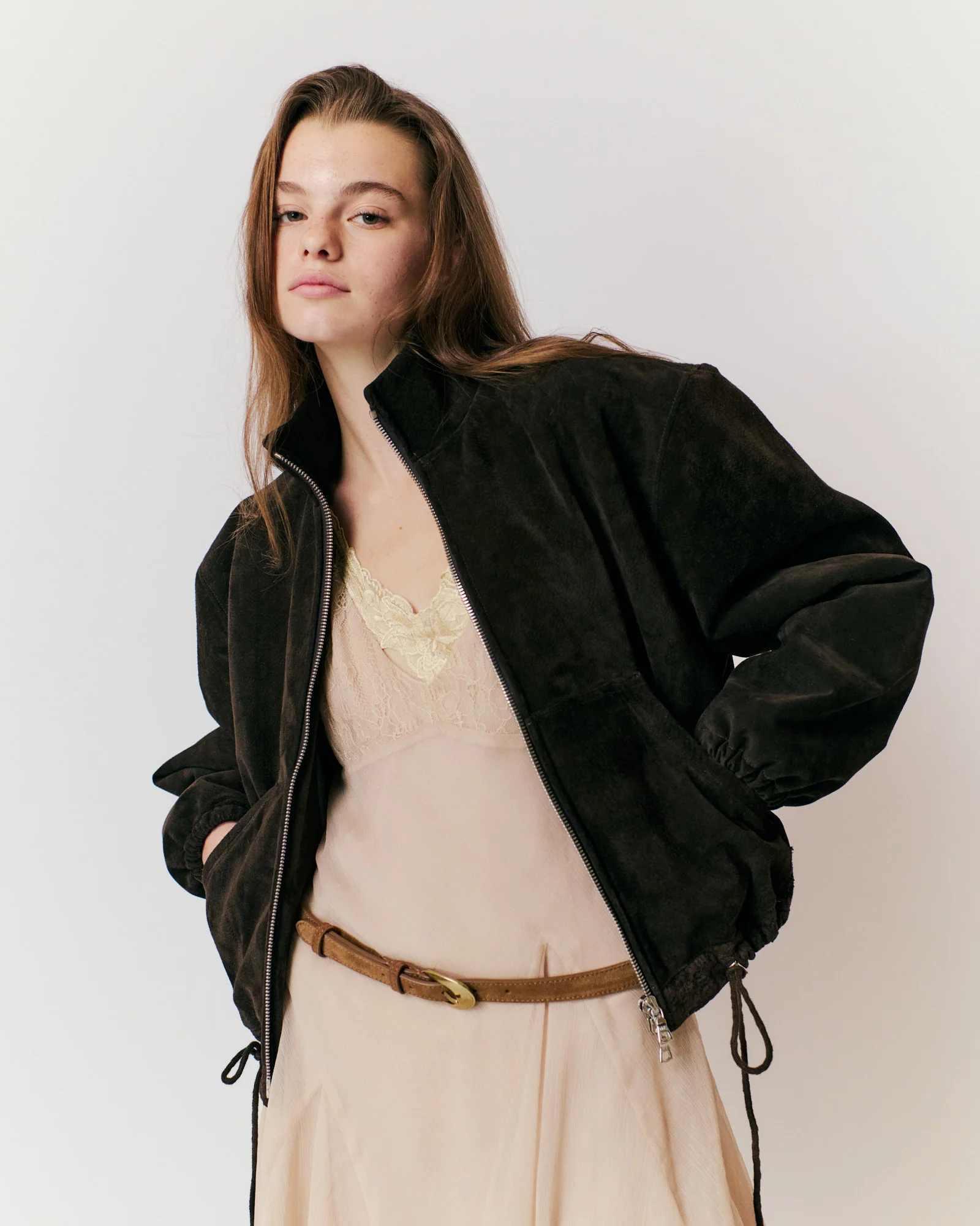 Aris unisex leather belt Calf suede & metal Cinnamon & gold buckle - Image 3